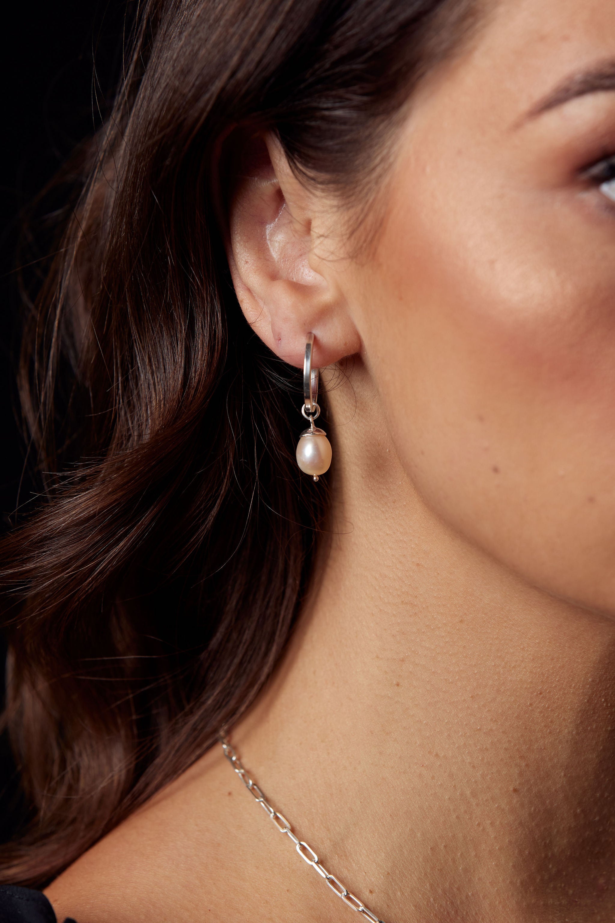 PRETTY PEARL HOOP EARRINGS