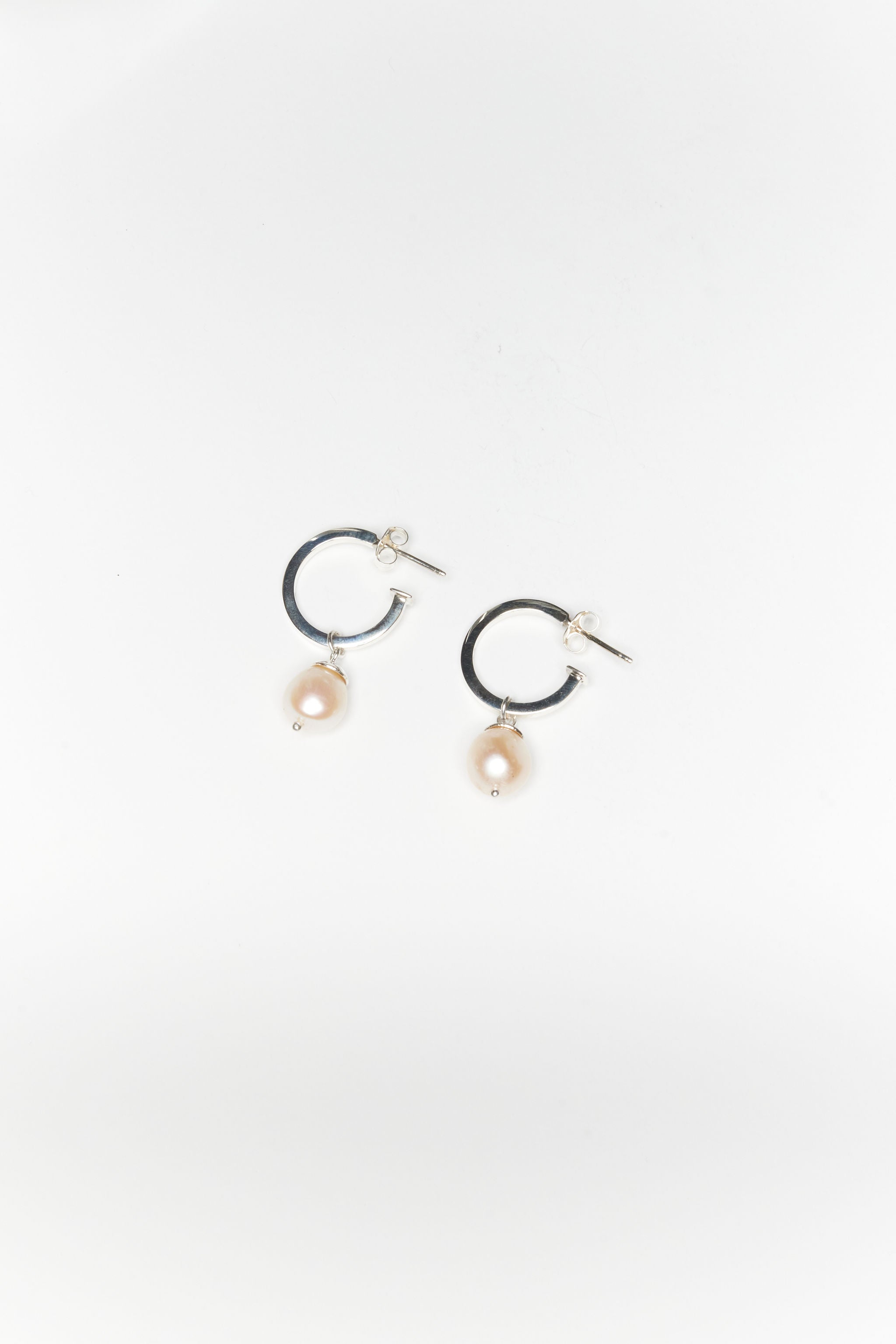 PRETTY PEARL HOOP EARRINGS