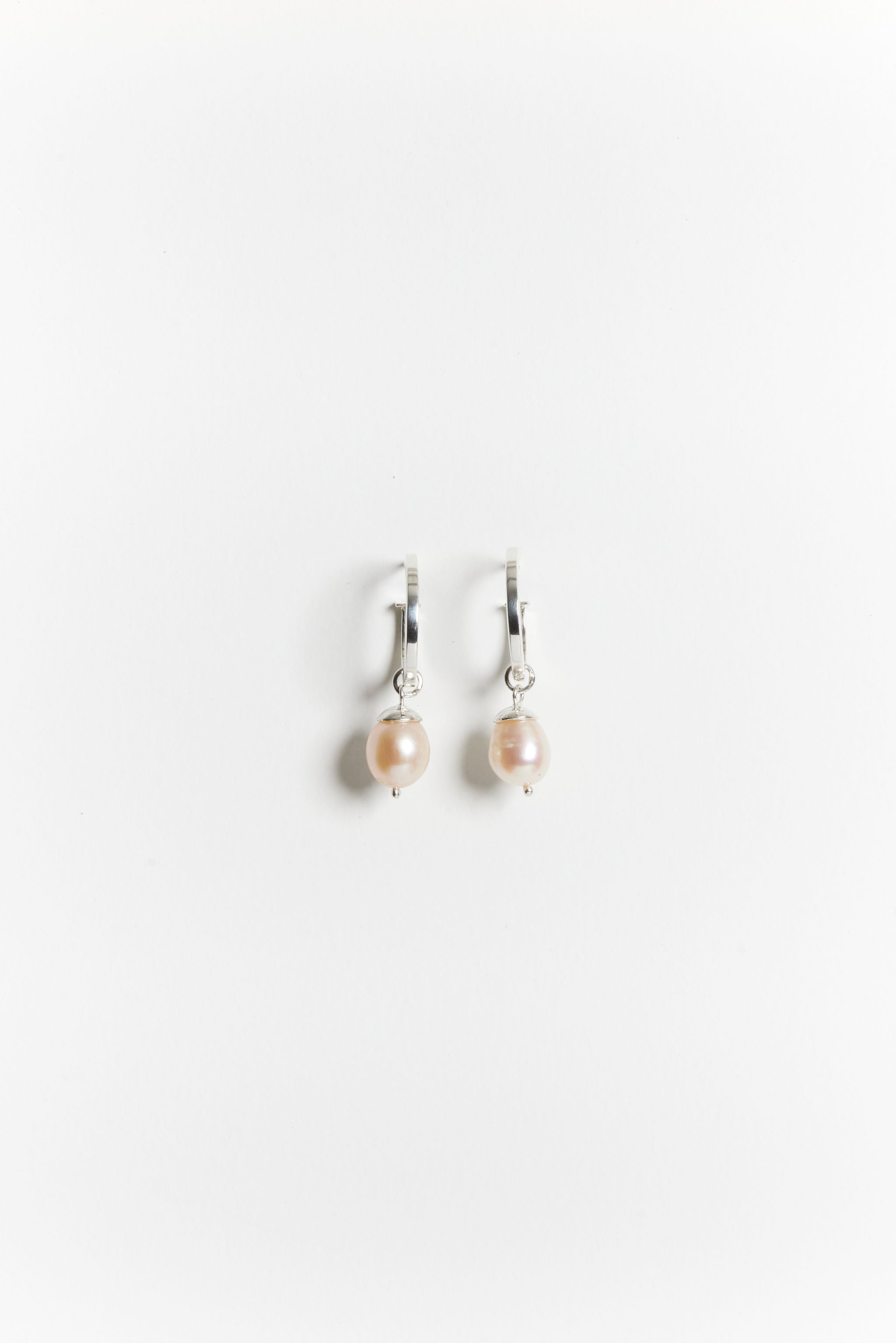 PRETTY PEARL HOOP EARRINGS